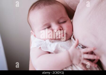 Petite fille mignonne portée par la mère à la maison Banque D'Images