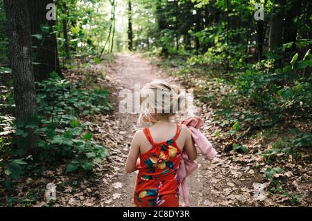 Fille randonnée au milieu des arbres dans la forêt Banque D'Images