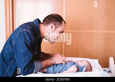 Père jouant avec baby girl at home Banque D'Images
