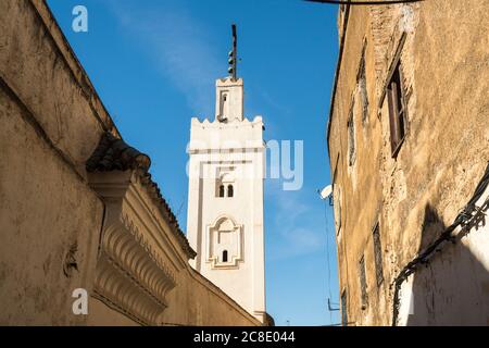 Maroc, Fès, bâtiments de la vieille ville et minaret Banque D'Images