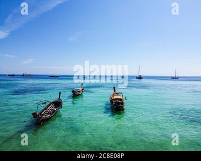 Thaïlande, province de Satun, Ko Lipe, bateaux de pêche amarrés par terre Banque D'Images