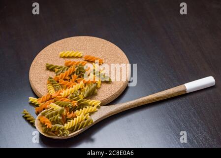 Pâtes rotini trois couleurs. Pâtes de couleur torsadée en Italie. Banque D'Images