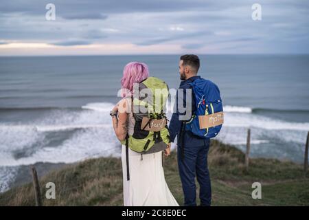 Couple de mariée sur le point de vue et l'océan en arrière-plan Banque D'Images