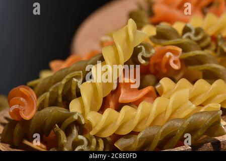 Pâtes rotini trois couleurs. Pâtes de couleur torsadée en Italie. Banque D'Images