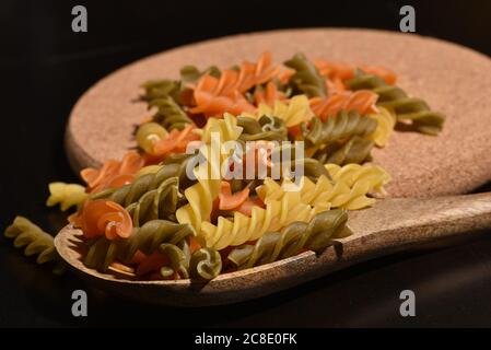 Pâtes rotini trois couleurs. Pâtes de couleur torsadée en Italie. Banque D'Images