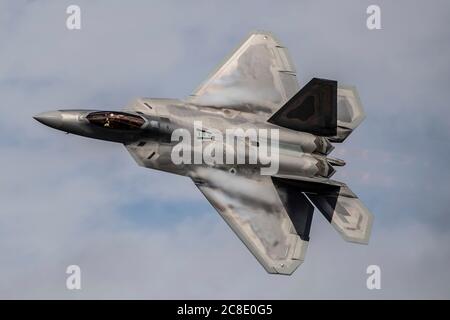 Le Maj. Josh Cabo Gunderson, commandant de l'équipe de démonstration F-22 Raptor, effectue la manœuvre Dedicace Pass lors d'une performance à la base conjointe Elmendorf-Richardson le 10 juillet 2020 à Anchorage, en Alaska. Banque D'Images