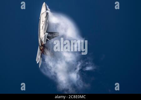 Le major de la Force aérienne américaine Josh Cabo Gunderson, commandant de l'équipe de démonstration F-22 Raptor, effectue la manœuvre de la boucle de puissance lors d'une performance à la base conjointe Elmendorf-Richardson le 10 juillet 2020 à Anchorage, en Alaska. La manœuvre utilise la technologie de guidage de poussée unique au F-22 qui permet à l'avion de pivoter dans l'air et de revenir au vol horizontal. Banque D'Images