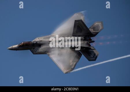 Le Maj. Josh Cabo Gunderson, commandant de l'équipe de démonstration F-22 Raptor, effectue la manœuvre Dedicace Pass lors d'une performance à la base conjointe Elmendorf-Richardson le 10 juillet 2020 à Anchorage, en Alaska. Banque D'Images