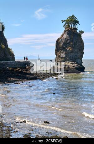 Siwash Rock - jour d'été. Les plaisanciers de la baie English derrière Siwash Rock dans le parc Stanley. Vancouver, Colombie-Britannique, Canada. Banque D'Images