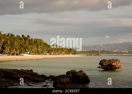 Vue sur la plage de White, station 1. Boracay. Visayas de l'Ouest. Philippines Banque D'Images