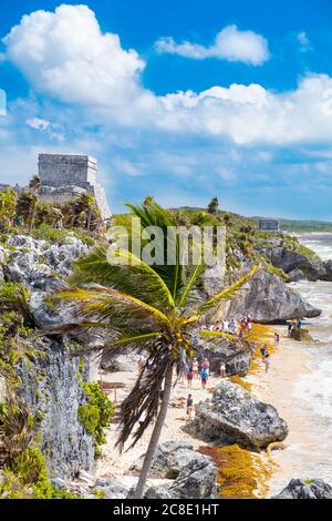 Ruines mayas sur une falaise au bord de la mer à l'ancienne ville maya de Tulum au Mexique Banque D'Images