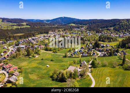 Allemagne, Bade-Wurtemberg, Hinterzarten, vue aérienne du village de campagne au printemps Banque D'Images