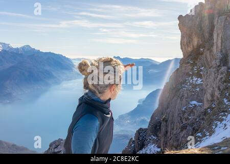 Femme randonnée dans les montagnes au lac de Côme, Italie Banque D'Images