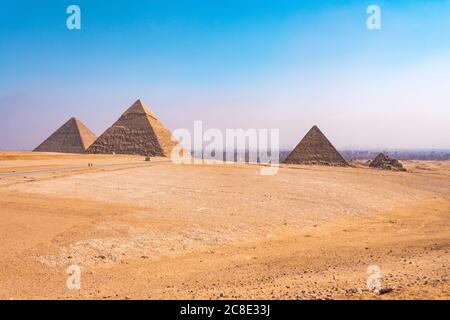 Égypte, gouvernorat de Gizeh, Gizeh, ciel clair au-dessus des pyramides de Gizeh Banque D'Images