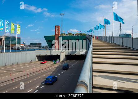 Pays-Bas, province de la Hollande du Nord, Amsterdam, Highway et Musée des sciences NEMO Banque D'Images