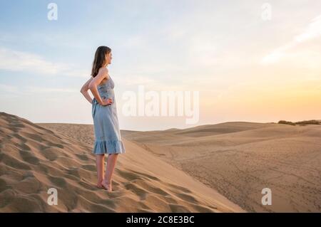 Femme au coucher du soleil dans les dunes, Gran Canaria, Espagne Banque D'Images