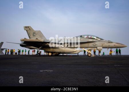 Un avion de chasse à la chasse E/A-18G de la Marine américaine attaché aux Zappers de l'escadron d'attaque électronique 130 sort du pont de vol du porte-avions de la classe Nimitz USS Dwight D. Eisenhower pendant les opérations du 18 juillet 2020 dans la mer d'Arabie. Banque D'Images