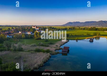 Allemagne, Bavière, haute-Bavière, Loisachtal, Schlehdorf am Kochelsee et lac Kochel au coucher du soleil Banque D'Images