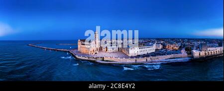 Italie, Puglia, Trani, Cathédrale de San Nicola Pellegrino la nuit, vue aérienne Banque D'Images