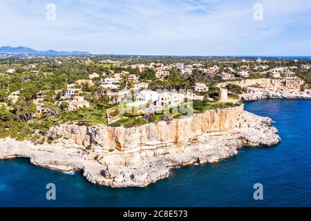 Espagne, Majorque, Santanyi, Drone vue sur le village côtier en été Banque D'Images