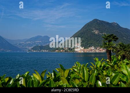 Italie, Lombardie, Monte Isola, Sulzano, Lac Iseo entouré de montagnes Banque D'Images