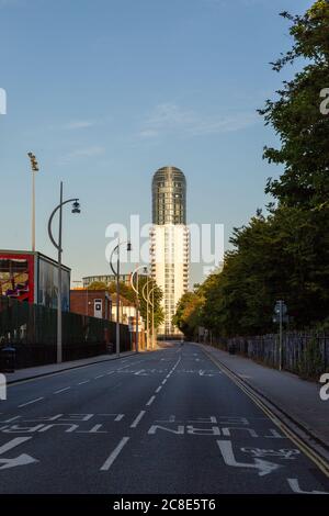 East Side plaza immeuble d'appartements à Gunwharf Quays Portsmouth au lever du soleil, également connu sous le nom de tour rouge à lèvres Banque D'Images