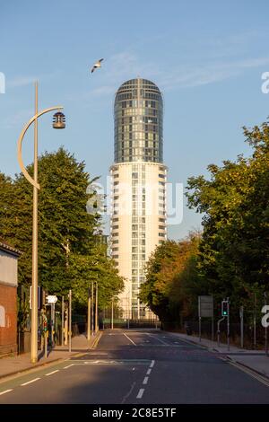 East Side plaza immeuble d'appartements à Gunwharf Quays Portsmouth au lever du soleil, également connu sous le nom de tour rouge à lèvres Banque D'Images