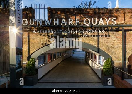 Le tunnel d'entrée de Gunwharf Quays avec panneau ci-dessus au lever du soleil Banque D'Images