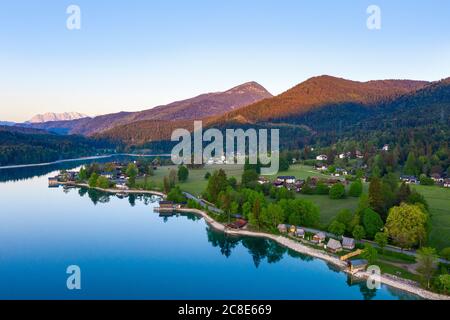 Allemagne, Bavière, Kochel am See, Drone vue du village sur la rive du lac Walchen à l'aube du printemps Banque D'Images