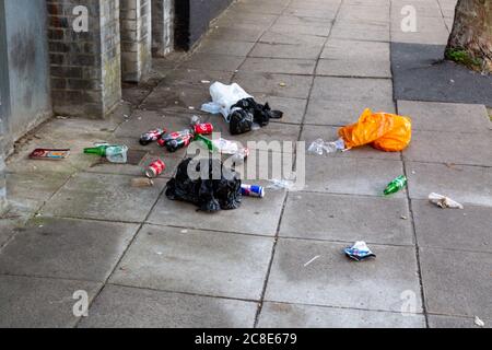 Déchets jetés au sol dans la rue Banque D'Images