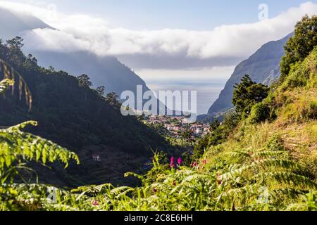 Portugal, Sao Vicente, village sur l'île de Madère en été Banque D'Images