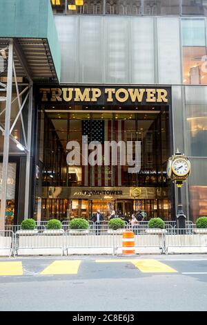 New York, NY, États-Unis. 23 juillet 2020. La fresque de la Black Lives est importante devant la Trump Tower à la Trump Tower. Crédit : Steve Mack/Alay Live News Banque D'Images