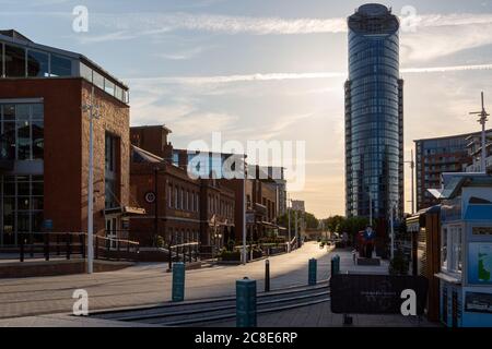 La rue principale de Gunwharf Quays à Portsmouth en regardant vers East Side plaza ou la tour rouge à lèvres au lever du soleil Banque D'Images