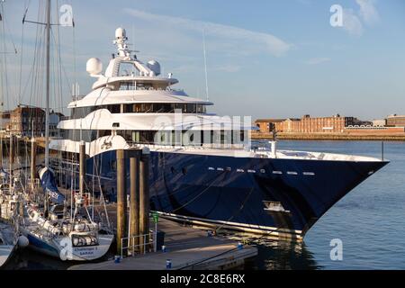 Un yacht de plusieurs millions de livres ou un yacht super amarré à un port de plaisance de Gunwharf quais Banque D'Images