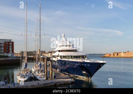 Un yacht de plusieurs millions de livres ou un yacht super amarré à un port de plaisance de Gunwharf quais Banque D'Images