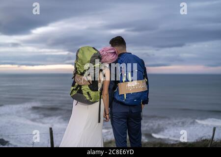 Couple de mariée sur le point de vue et l'océan en arrière-plan Banque D'Images