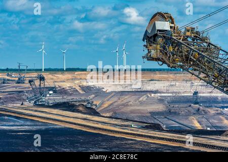 Mine de surface Garzweiler avec éoliennes en arrière-plan, Rhénanie-du-Nord-Westphalie, Allemagne Banque D'Images