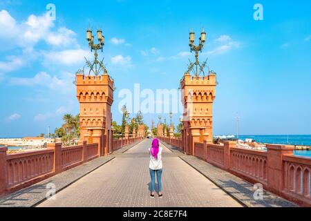 Égypte, Alexandrie, vue arrière de la femme debout sur le pont Montaza Banque D'Images