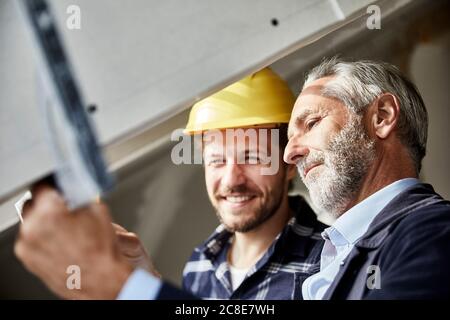 Fenêtre de mesure pour architecte et travailleur sur un chantier de construction Banque D'Images