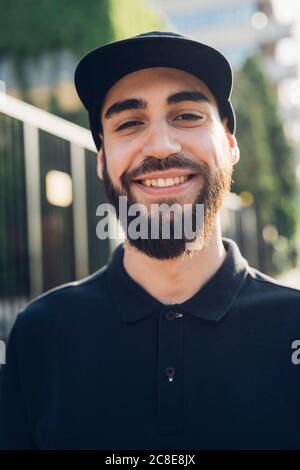 Portrait d'un jeune homme plein de sourire Banque D'Images