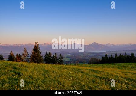 Allemagne, Bavière, Bernbeuren, vue de la colline d'Auerberg au crépuscule d'été Banque D'Images