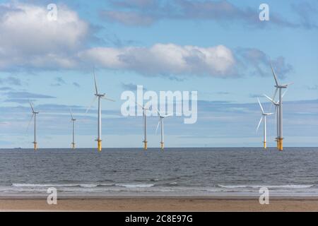 Éoliennes offshore de la plage, Redcar, North Yorkshire, Angleterre, Royaume-Uni Banque D'Images