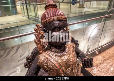 AÉROPORT DE MUMBAI, INDE 31 DÉCEMBRE 2018 : exposition publique de sculpture en bois antique de Hanuman, connu sous le nom de Seigneur du célibat, destroyer du mal suprême Banque D'Images