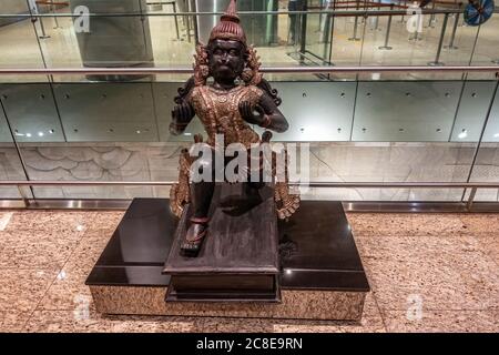 AÉROPORT DE MUMBAI, INDE 31 DÉCEMBRE 2018 : exposition publique de sculpture en bois antique de Hanuman, connu sous le nom de Seigneur du célibat, destroyer du mal suprême Banque D'Images