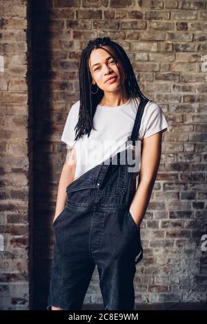 Portrait d'une jeune femme confiante et élégante Banque D'Images