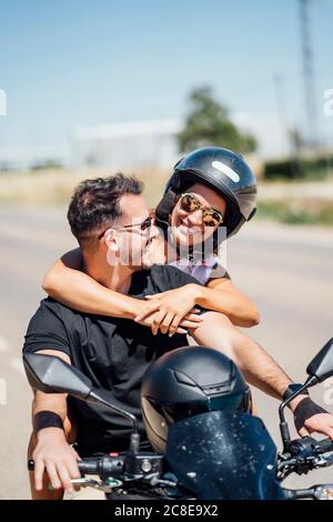 Couple assis sur moto Banque D'Images