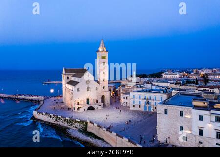 Italie, Puglia, Trani, Cathédrale de San Nicola Pellegrino la nuit, vue aérienne Banque D'Images