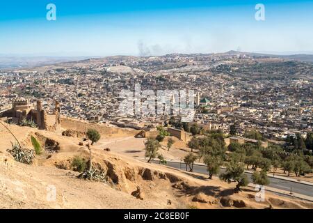 Maroc, Fes-Meknes, Fes, colline surplombant Fes el Bali medina Banque D'Images