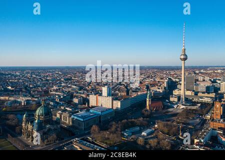 Allemagne, Berlin, vue aérienne de Fernsehturm Berlin, Cathédrale de Berlin et Alexanderplatz Banque D'Images