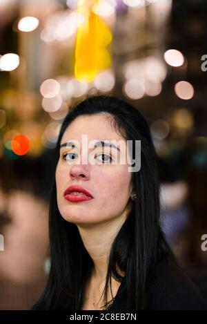 Gros plan de la jeune belle femme en ville Banque D'Images